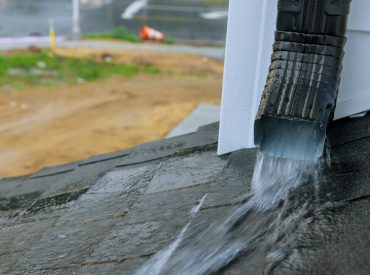 Heavy the rainy season causing with water during heavy rain to flow down the roof.