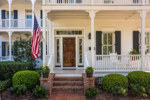 A,Southern,Mansion,And,A,Large,Live,Oak,Tree,In