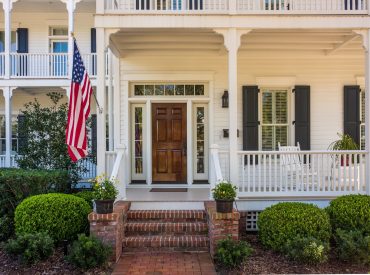 A,Southern,Mansion,And,A,Large,Live,Oak,Tree,In